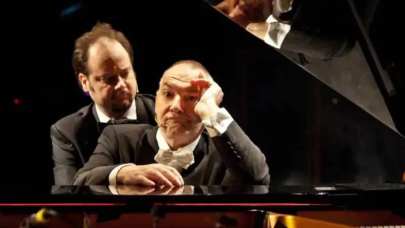 Peter Hens en Bart Van Caenegem van De Frivole Framboos zitten achter de piano